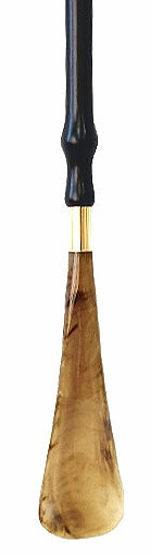 Calzador tallado barnizado en madera de haya con anilla de latón. Longitud 55 cm.