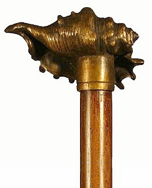 Bastón de bronce macizo "Caracola de mar". Palo madera de haya color nogal. Contera de goma.