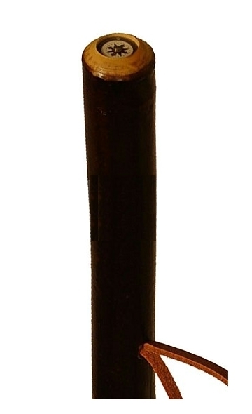 Bastón madera de Castaño con Brújula. Puntera metálica pincho. Cordón cuero. Longitud: 1,20 m.
