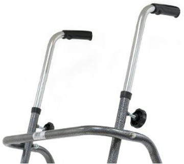 Andador plegable con ruedas. Ofrece mucha estabilidad al caminar. Fabricado de acero.