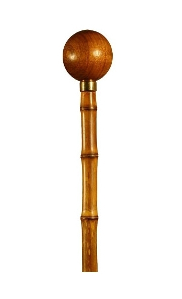 Bastón de bambú. Puño con bola de madera. Contera de goma.
