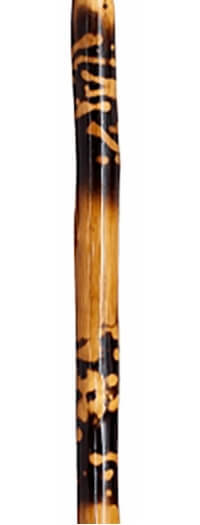 Bastón curvo madera de castaño flameado y decorado con manchas negras. Sin contera.