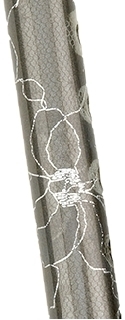 Bastón plegable delgado de aluminio estampado gris. Puño madera. Longitud 76 a 86 cm. Contera goma.