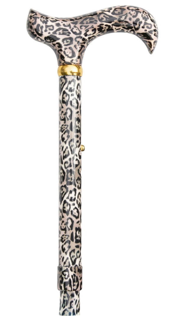 Bastón plegable de aluminio con estampado leopardo. Ajustable en altura de 82 a 92 cm. Contera goma.