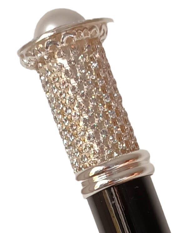 Lujoso bastón de ceremonia decorado con cristales y simil perla en la parte superior. Baño plata ley
